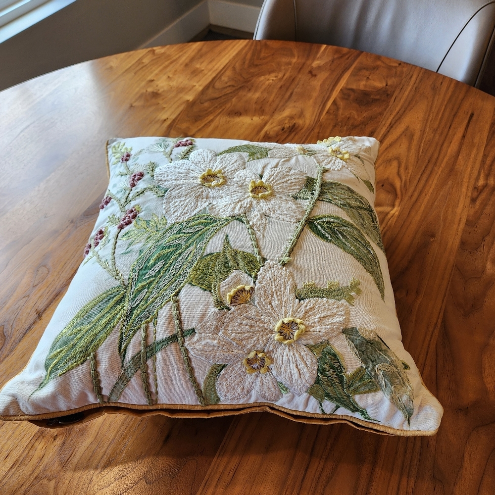 Pier 1 Cottage Coastal Throw Pillow 15"×15" aprox Embroidery White Daffodils
